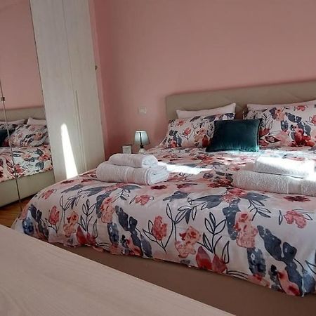 Cozy Sunlit Apartment With Scenic Balcony View Tirana Exterior foto